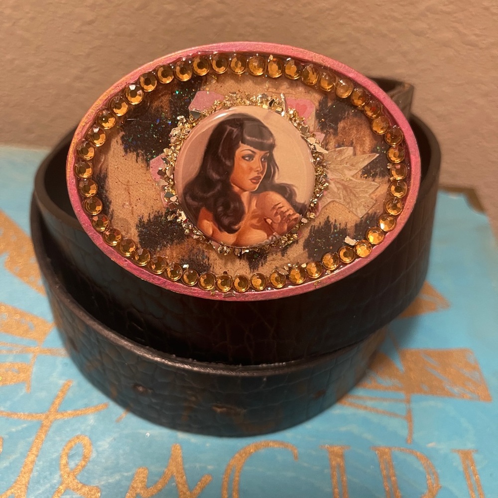 Pin up mixed media buckle